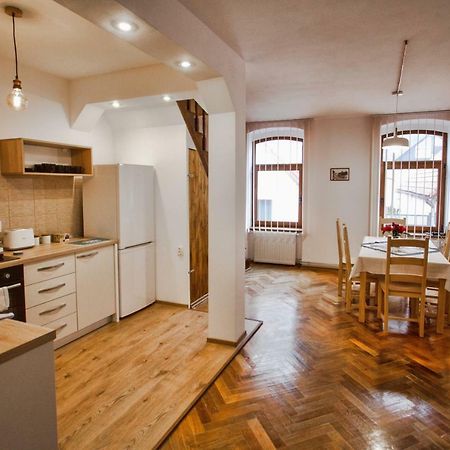 Pe Tocile Apartment Braşov Esterno foto