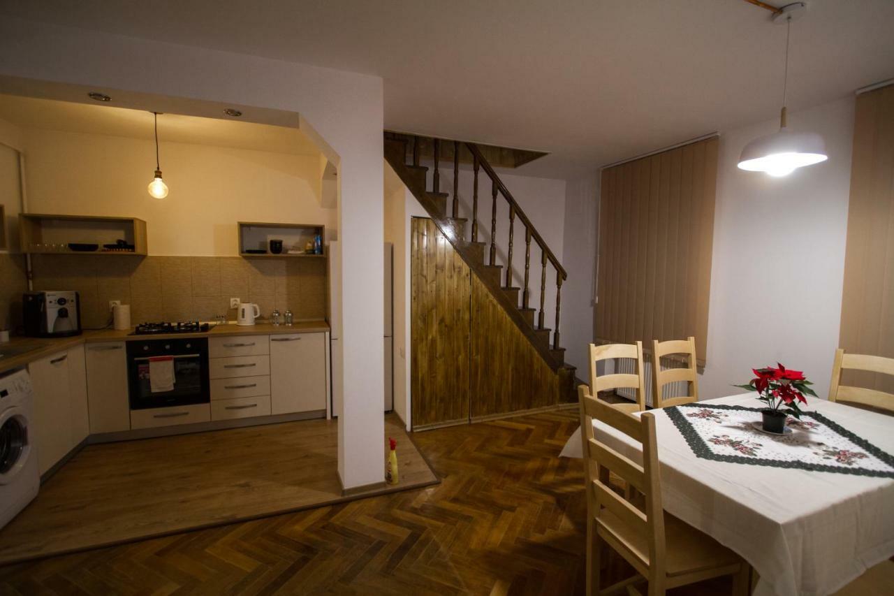 Pe Tocile Apartment Braşov Esterno foto