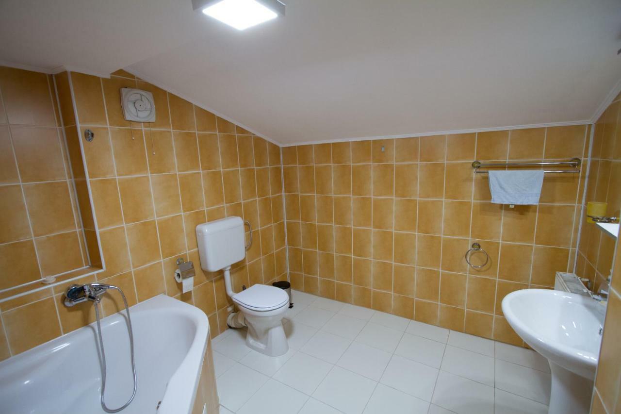 Pe Tocile Apartment Braşov Esterno foto