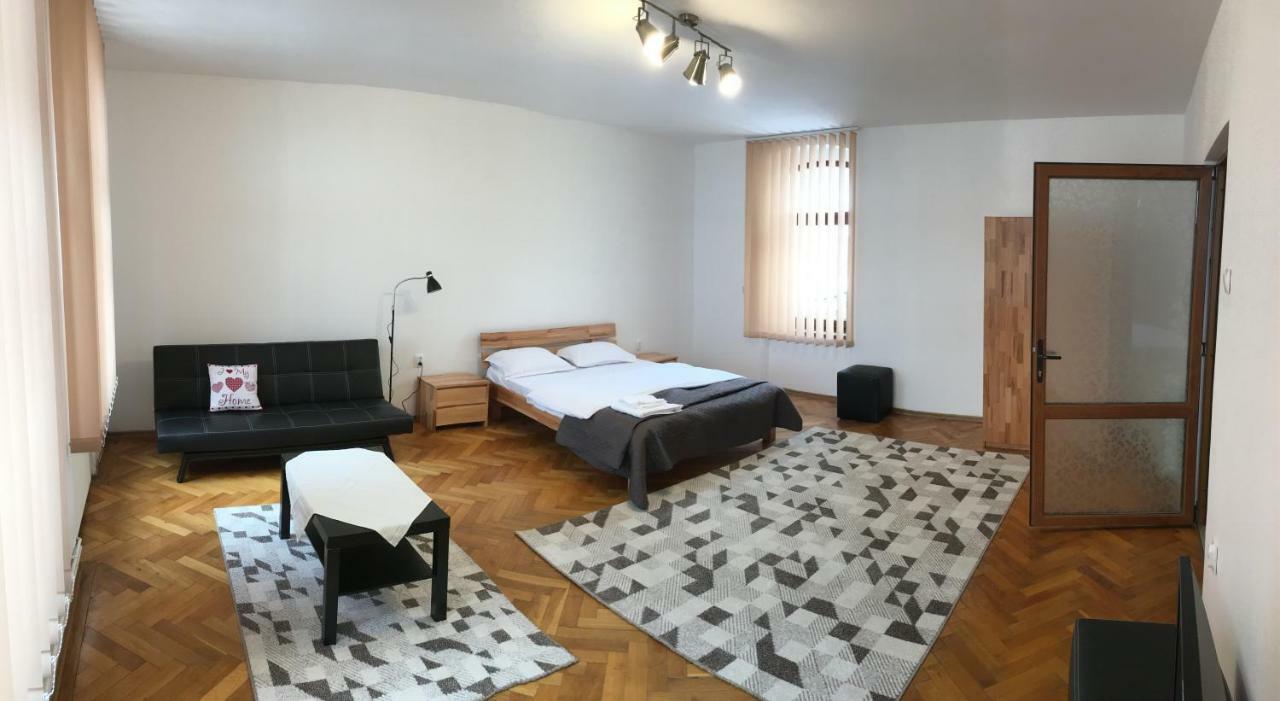 Pe Tocile Apartment Braşov Esterno foto