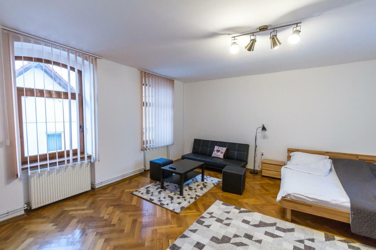 Pe Tocile Apartment Braşov Esterno foto