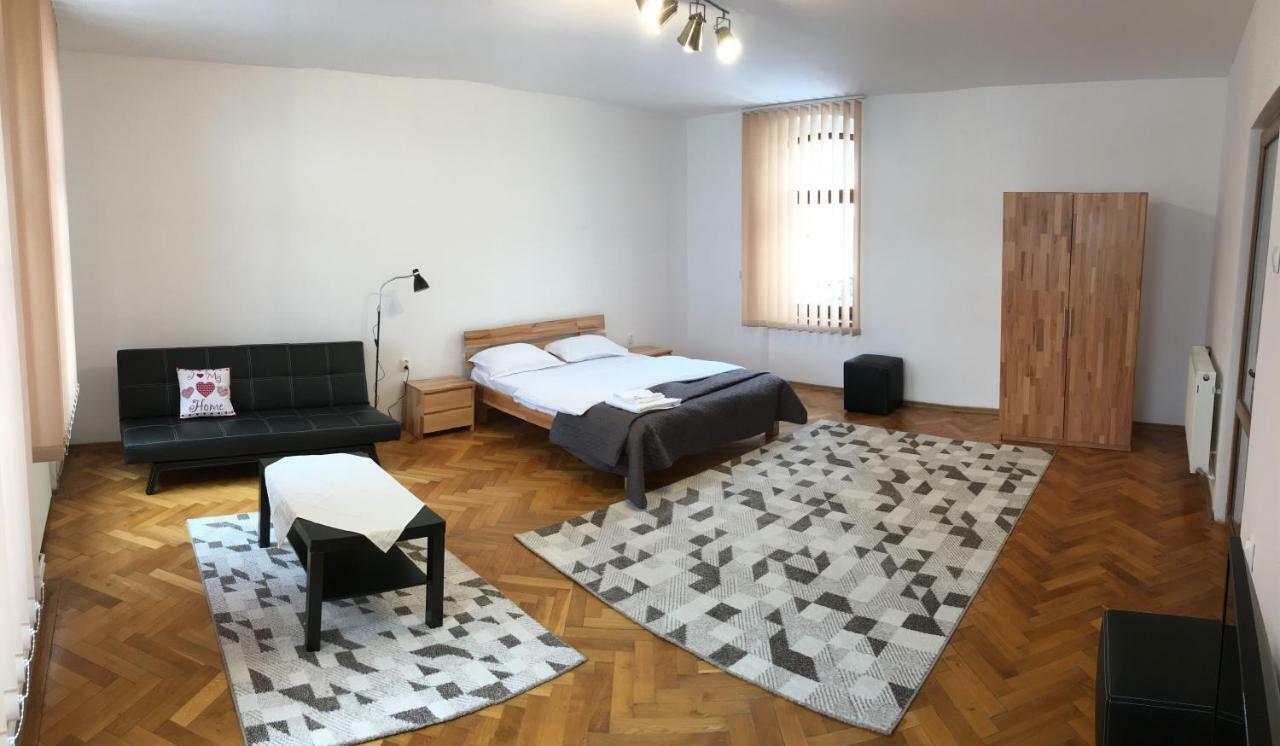 Pe Tocile Apartment Braşov Esterno foto