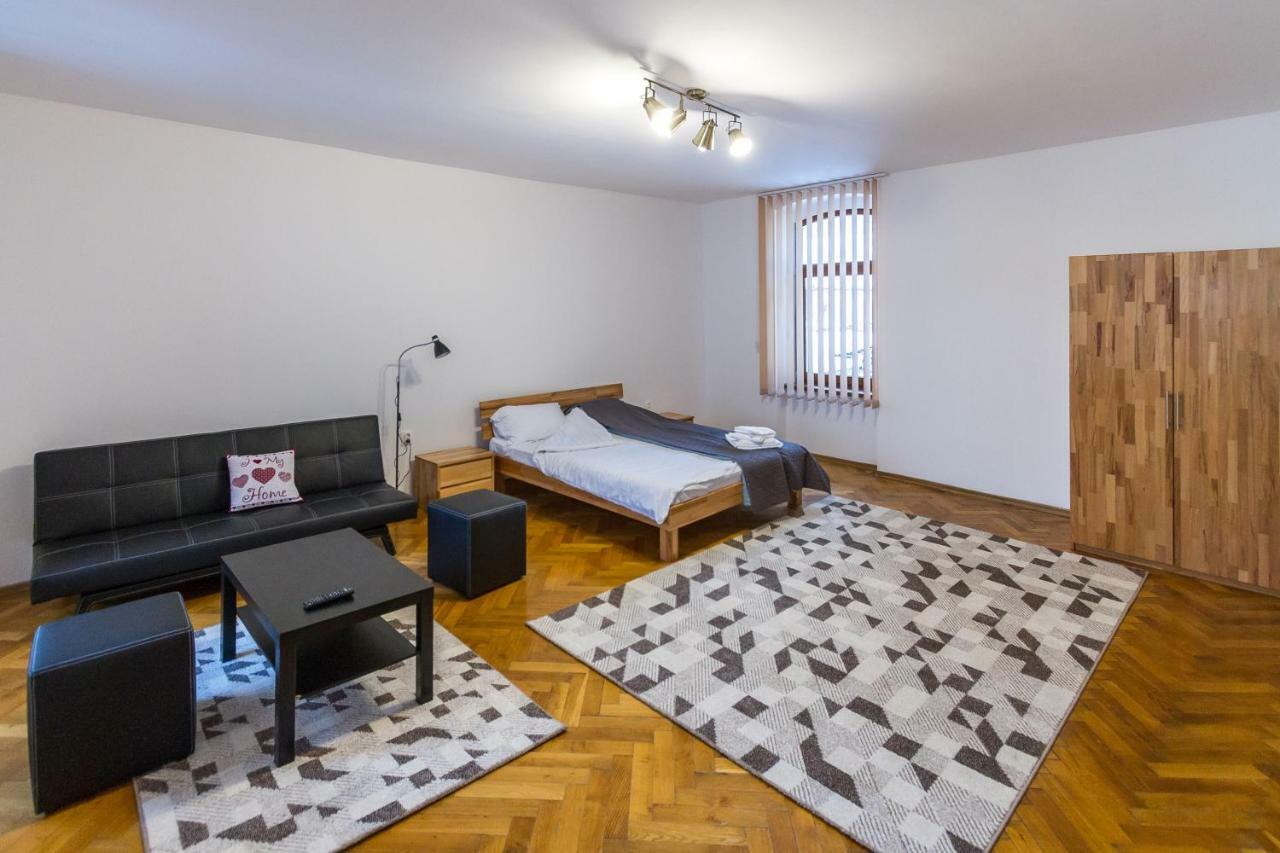 Pe Tocile Apartment Braşov Esterno foto