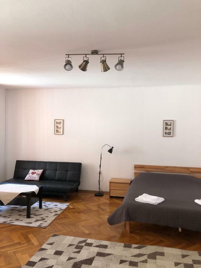 Pe Tocile Apartment Braşov Esterno foto